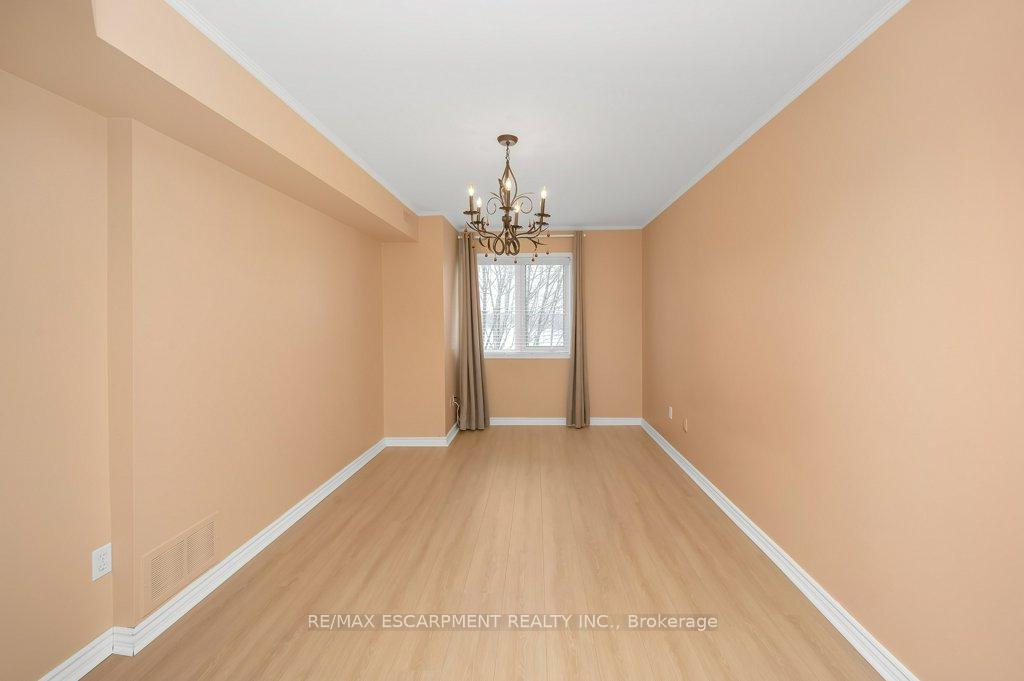 3 Bedrooms Condo at 101 Bristol, Mississauga For sale