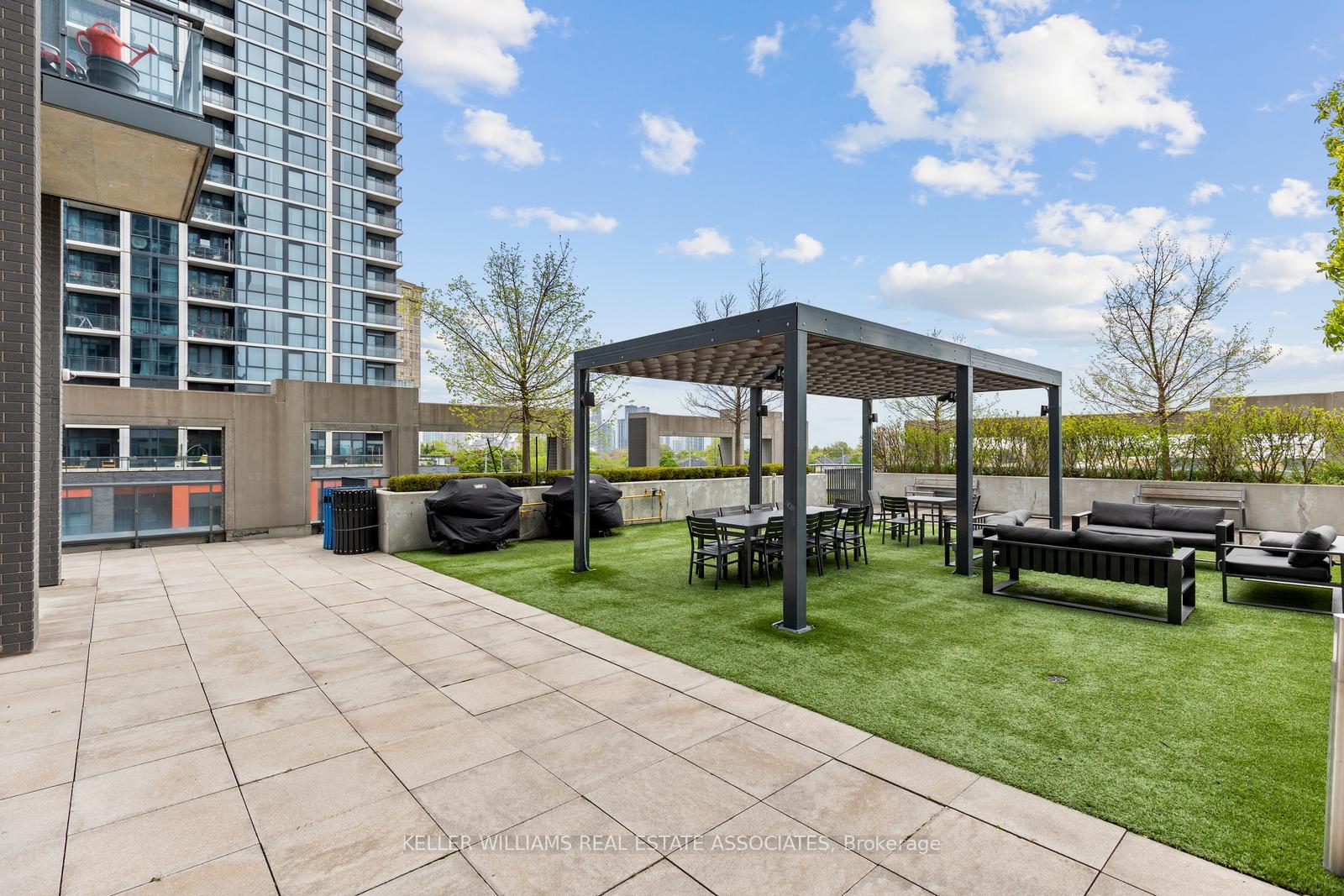 4 Bedrooms Condo at 5025 Four Springs, Mississauga For sale