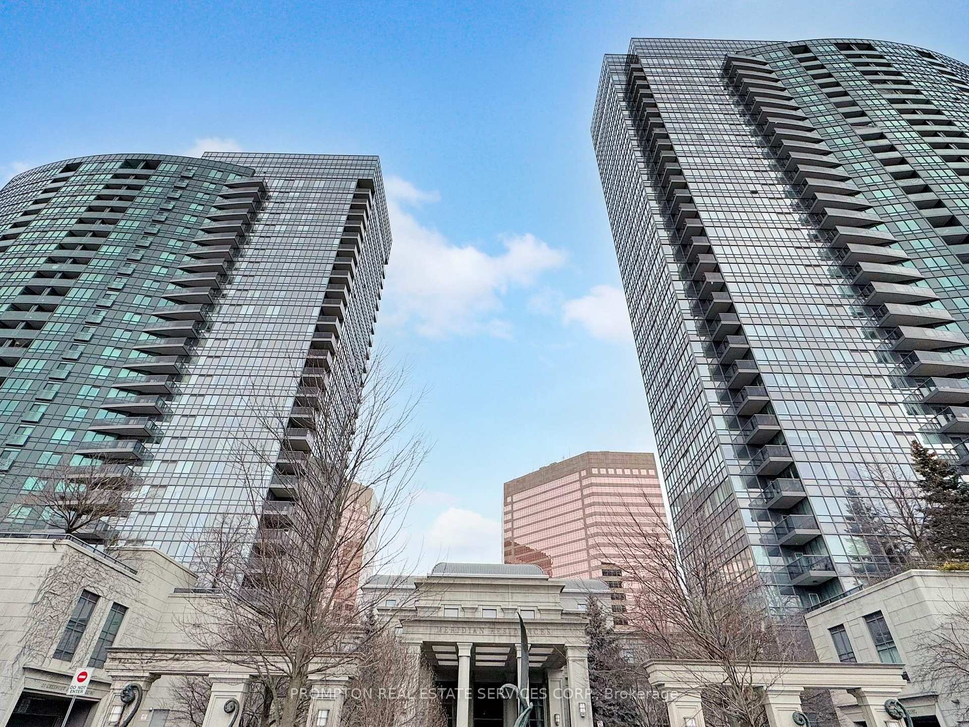 2 Bedrooms Condo at 15 Greenview, Toronto For sale