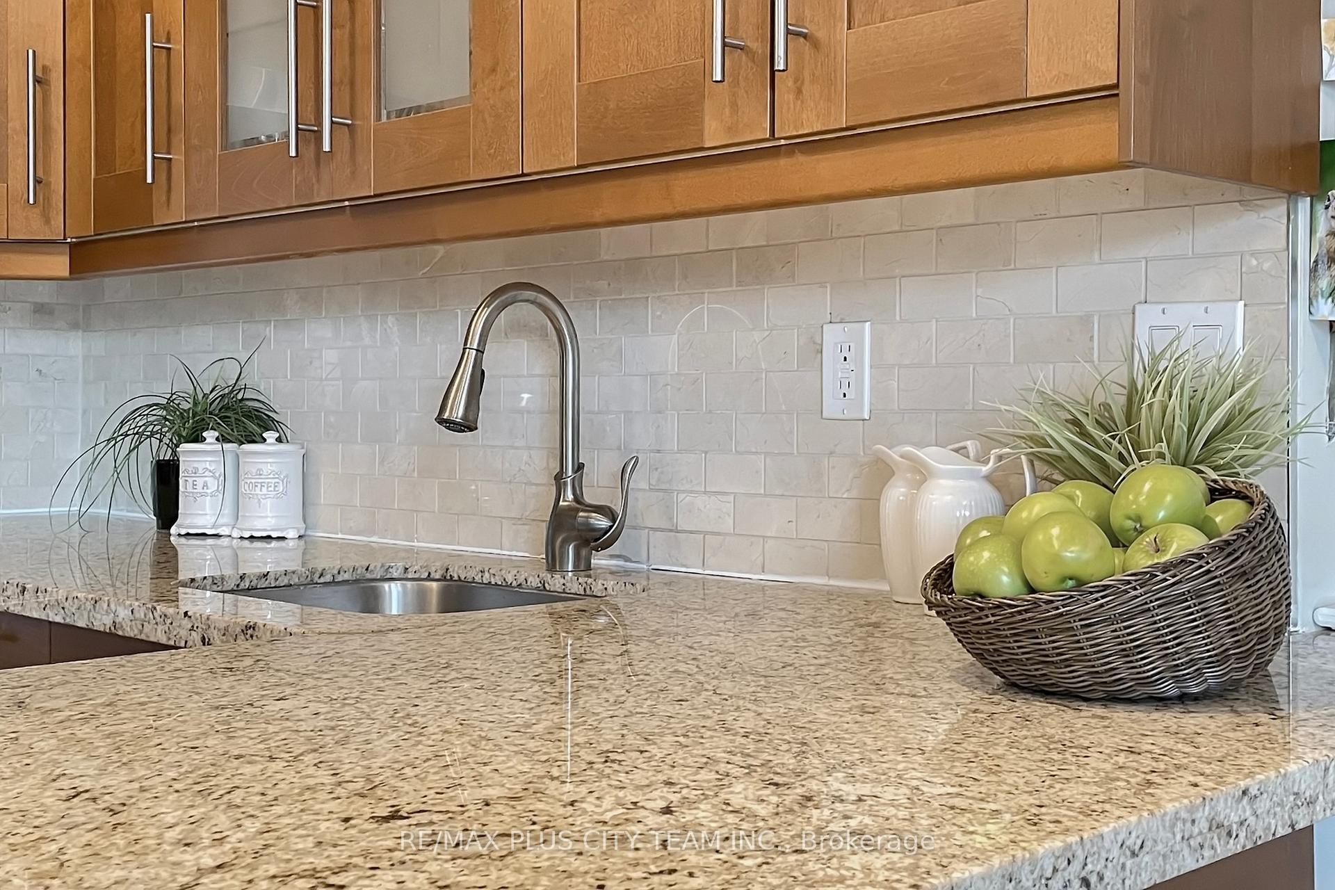 4 Bedrooms Condo at 35 Ormskirk, Toronto For sale