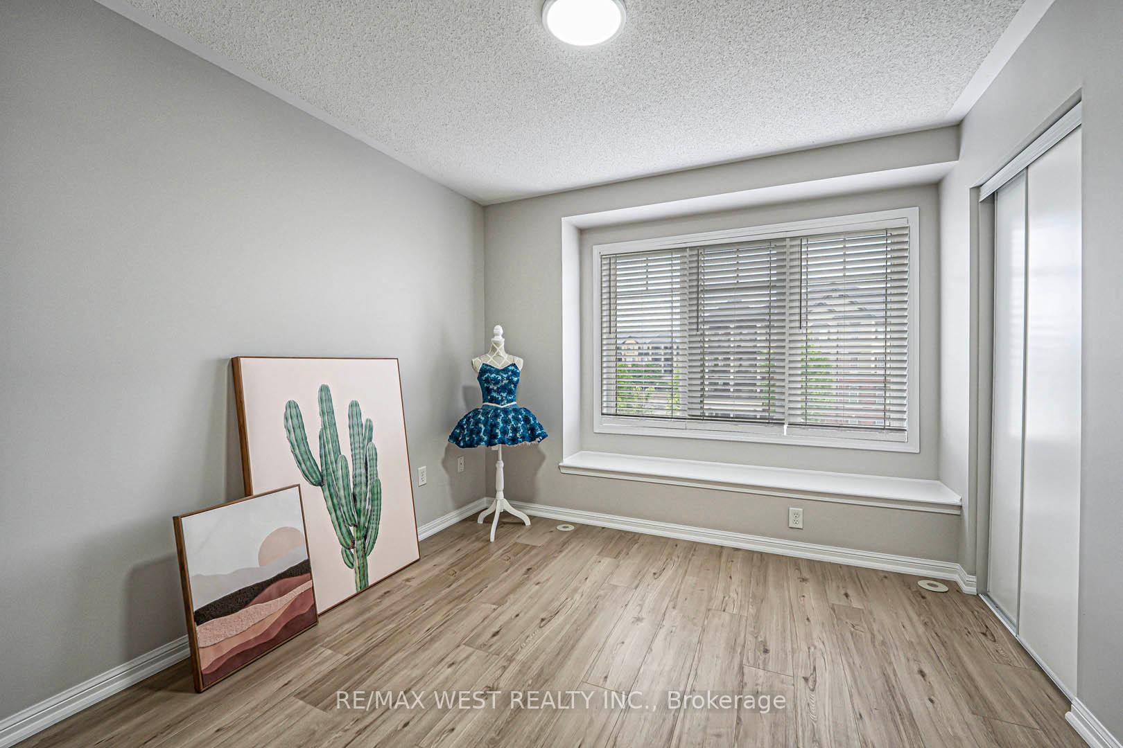 3 Bedrooms Condo at 3050 Rotary, Burlington For sale