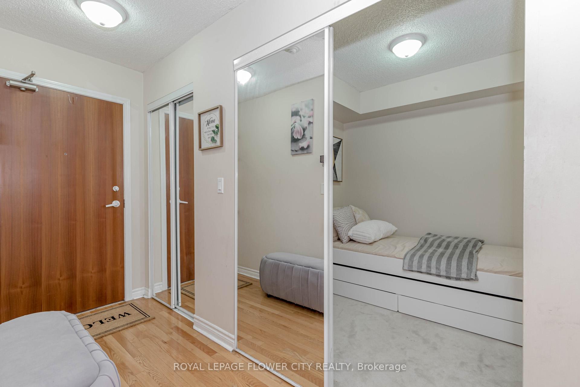 2 Bedrooms Condo at 1 Elm,  Mississauga For sale