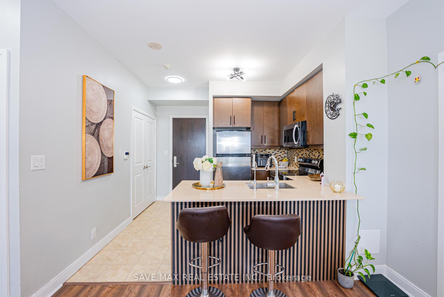 2 Bedrooms Condo at 60 Absolute, Mississauga For sale