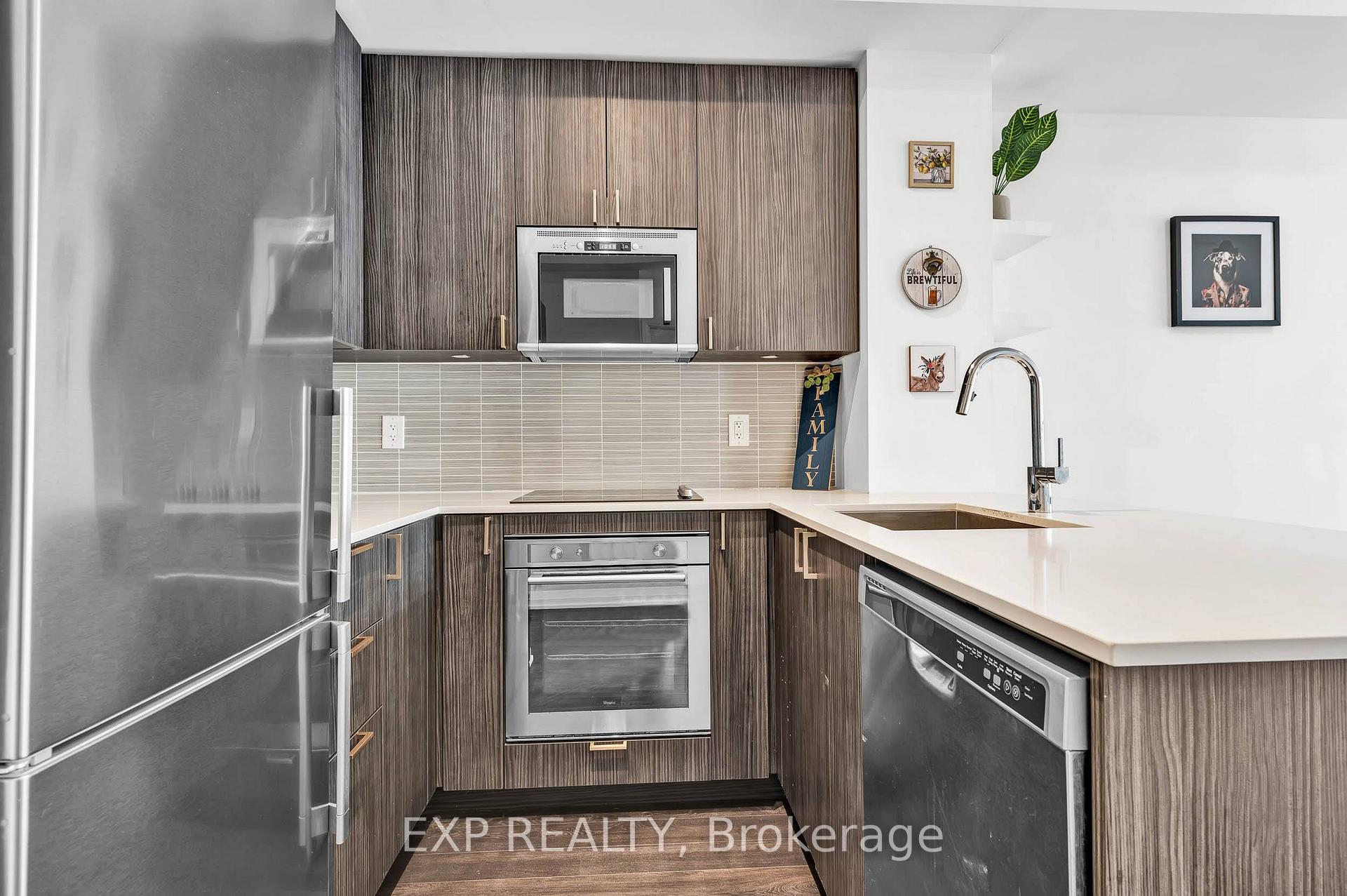 1 Bedroom Condo at 99 Eagle Rock, Vaughan For sale