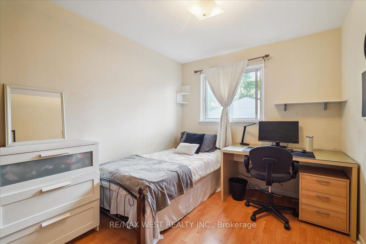 5 Bedrooms Condo at 44 Chester Le, Toronto For sale