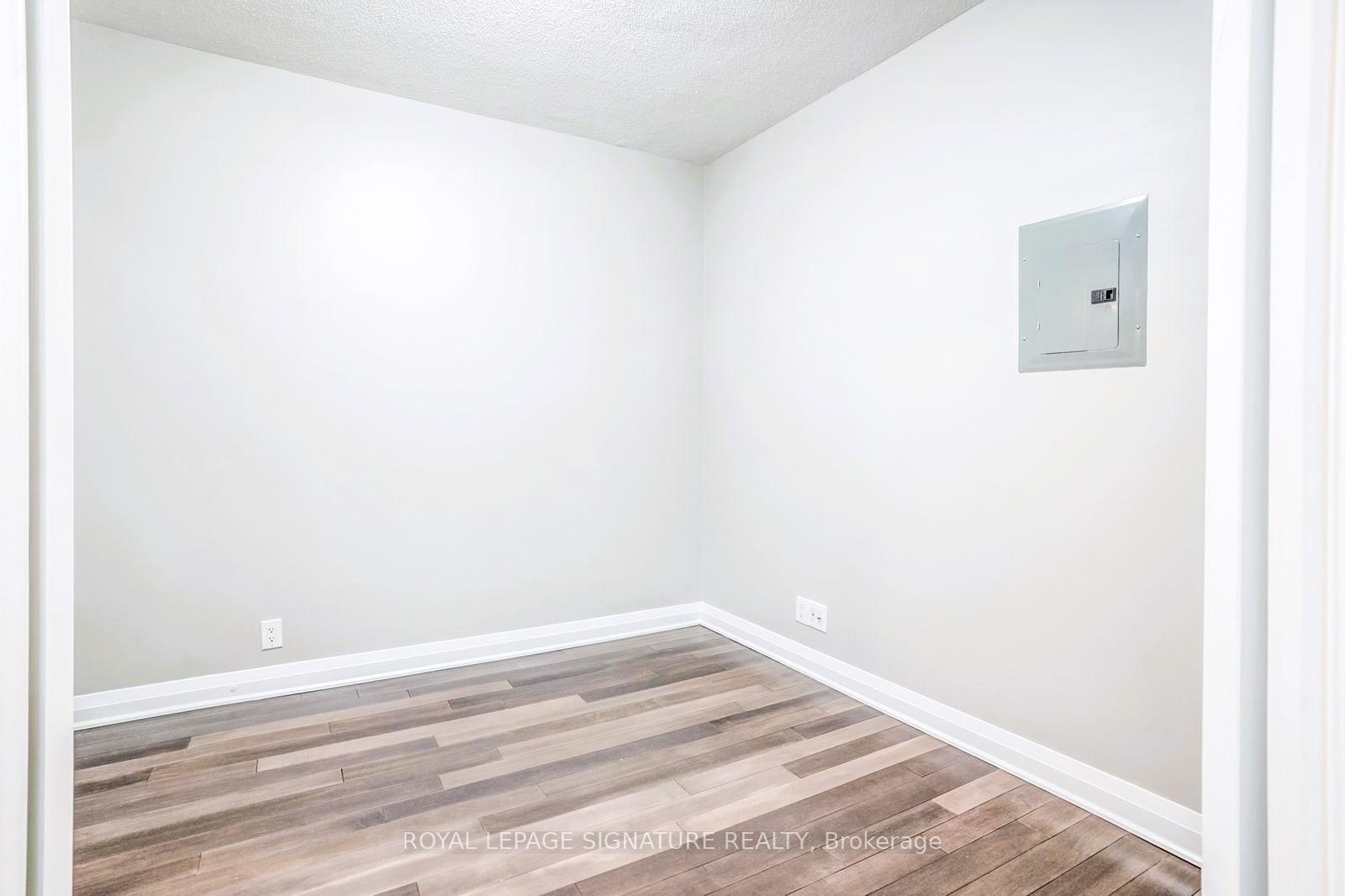 3 Bedrooms Condo at 1055 Southdown, Mississauga For sale