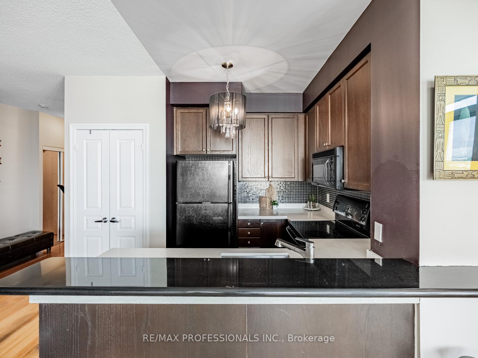 2 Bedrooms Condo at 3939 Duke of York, Mississauga For sale
