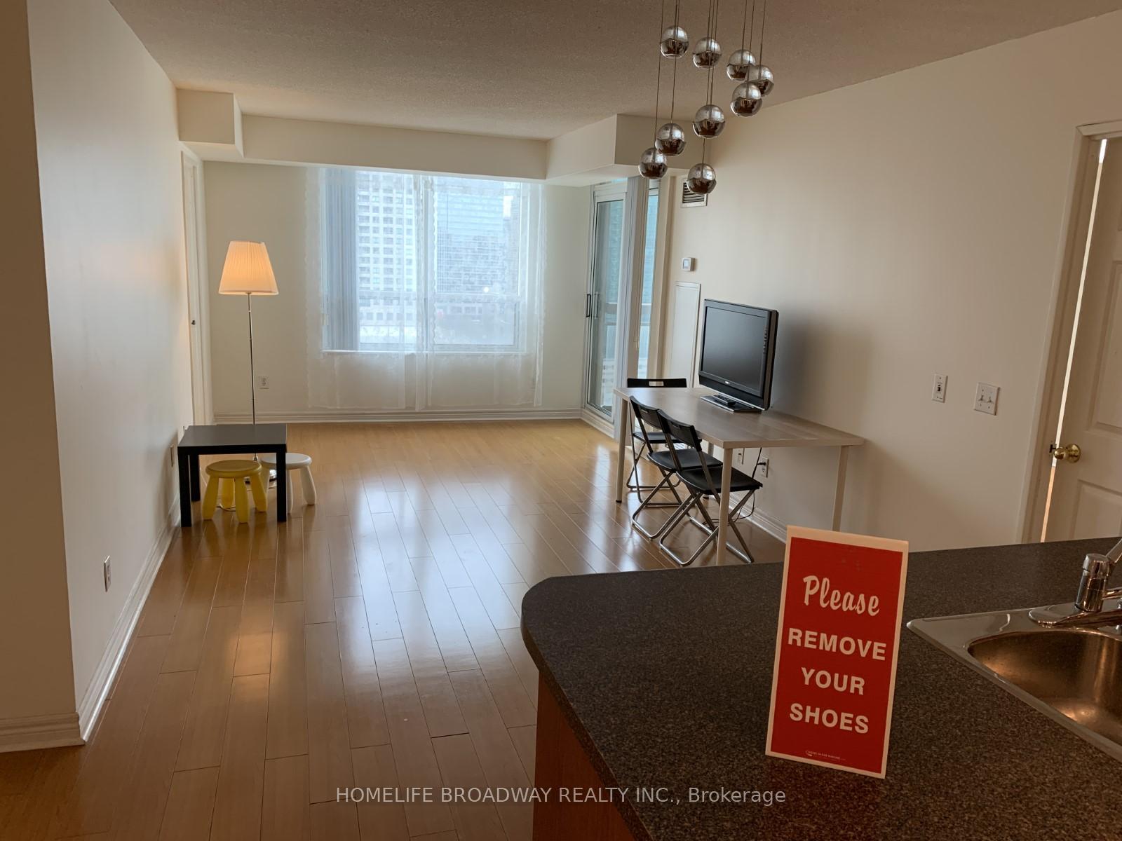 3 Bedrooms Condo at 18 Parkview,  Toronto For sale