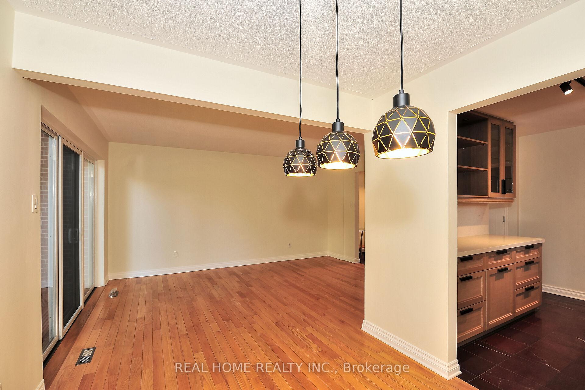 2 Bedrooms Condo at 10 Farina Mill,  Toronto For sale