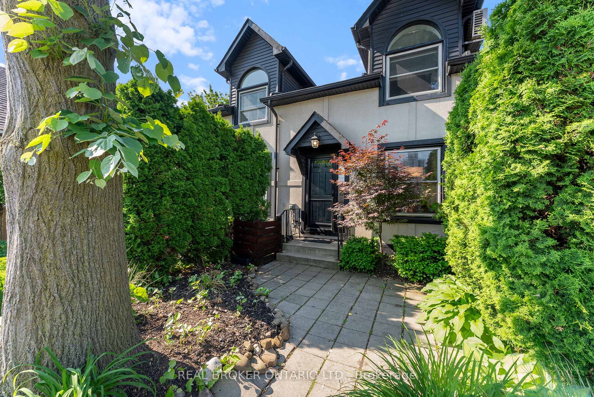 2 Bedrooms Condo at 23 Macaulay, Hamilton For sale