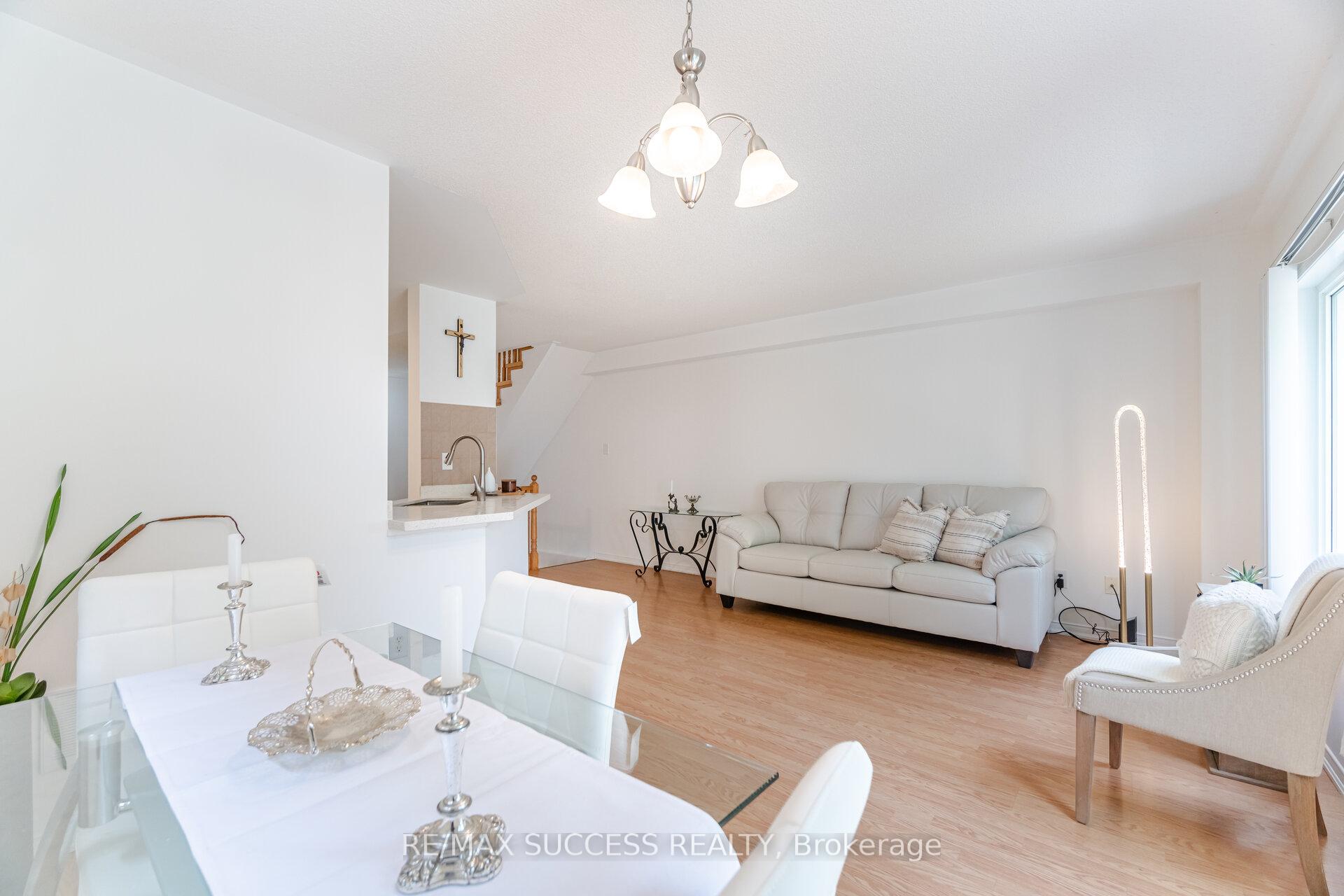 3 Bedrooms Condo at 5255 Palmetto, Mississauga For sale