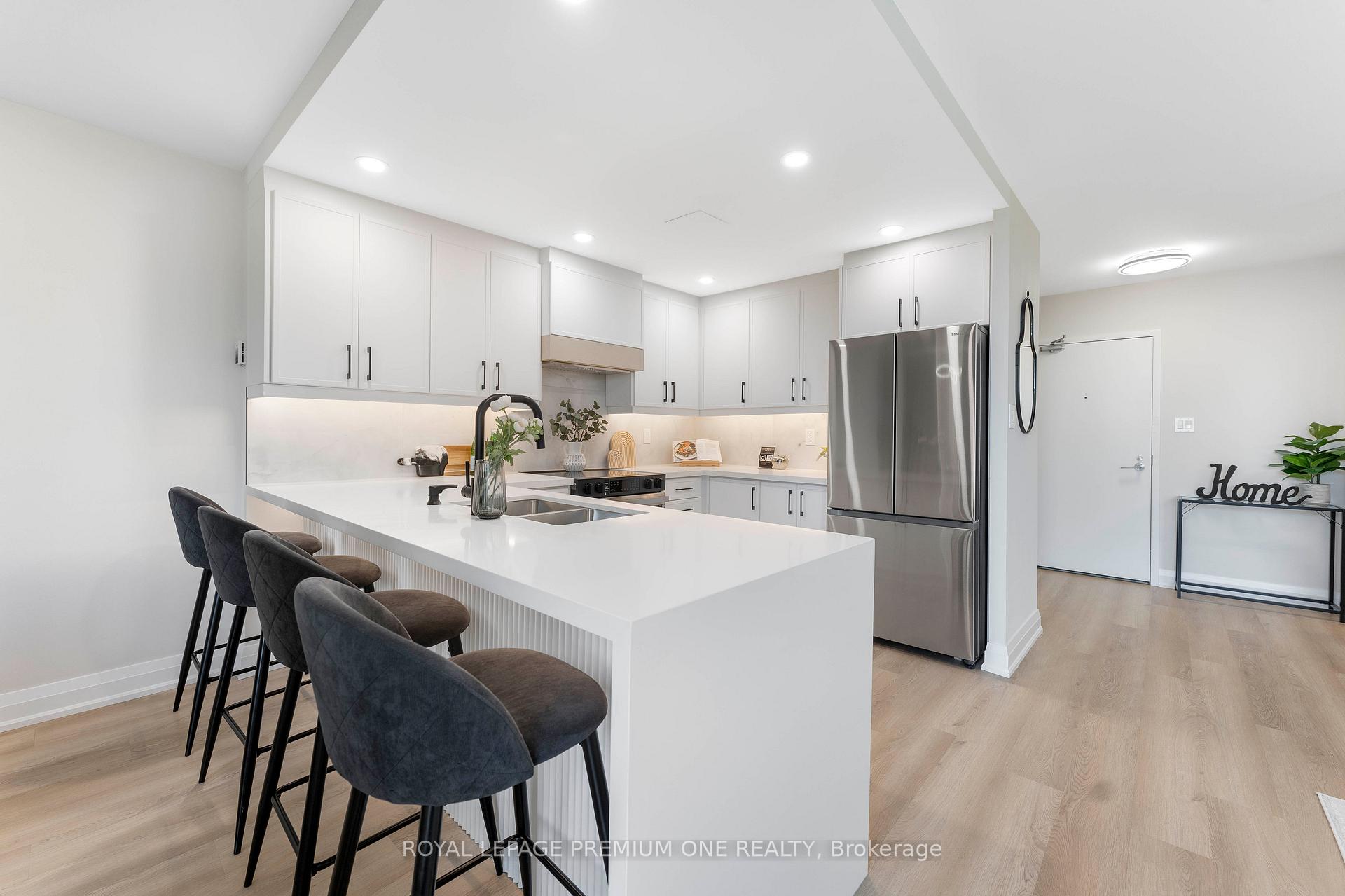 3 Bedrooms Condo at 60 Southport, Toronto For sale