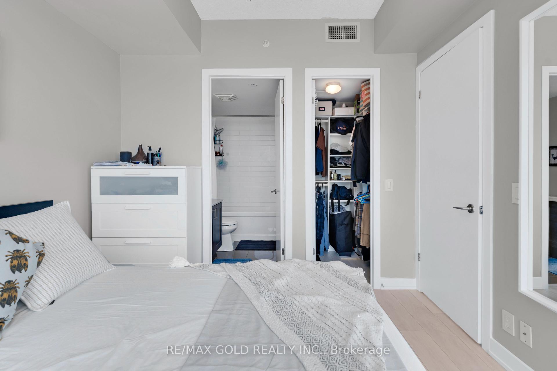 3 Bedrooms Condo at 2212 Lakeshore, Toronto For sale