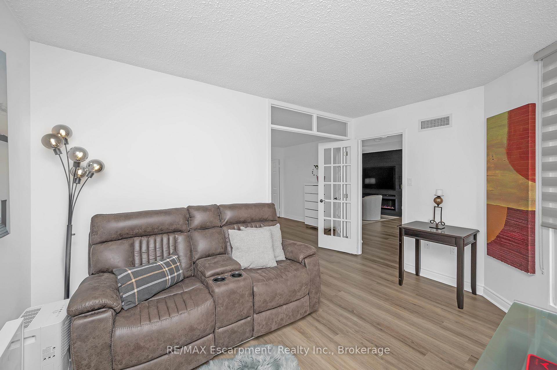 3 Bedrooms Condo at 1237 North Shore, Burlington For sale