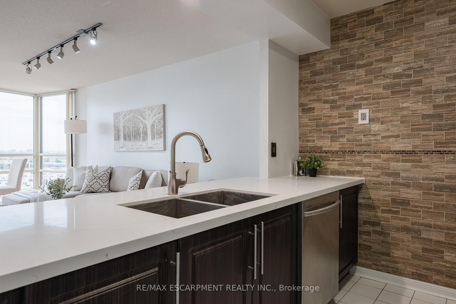 1 Bedroom Condo at 50 Eglinton, Mississauga For sale