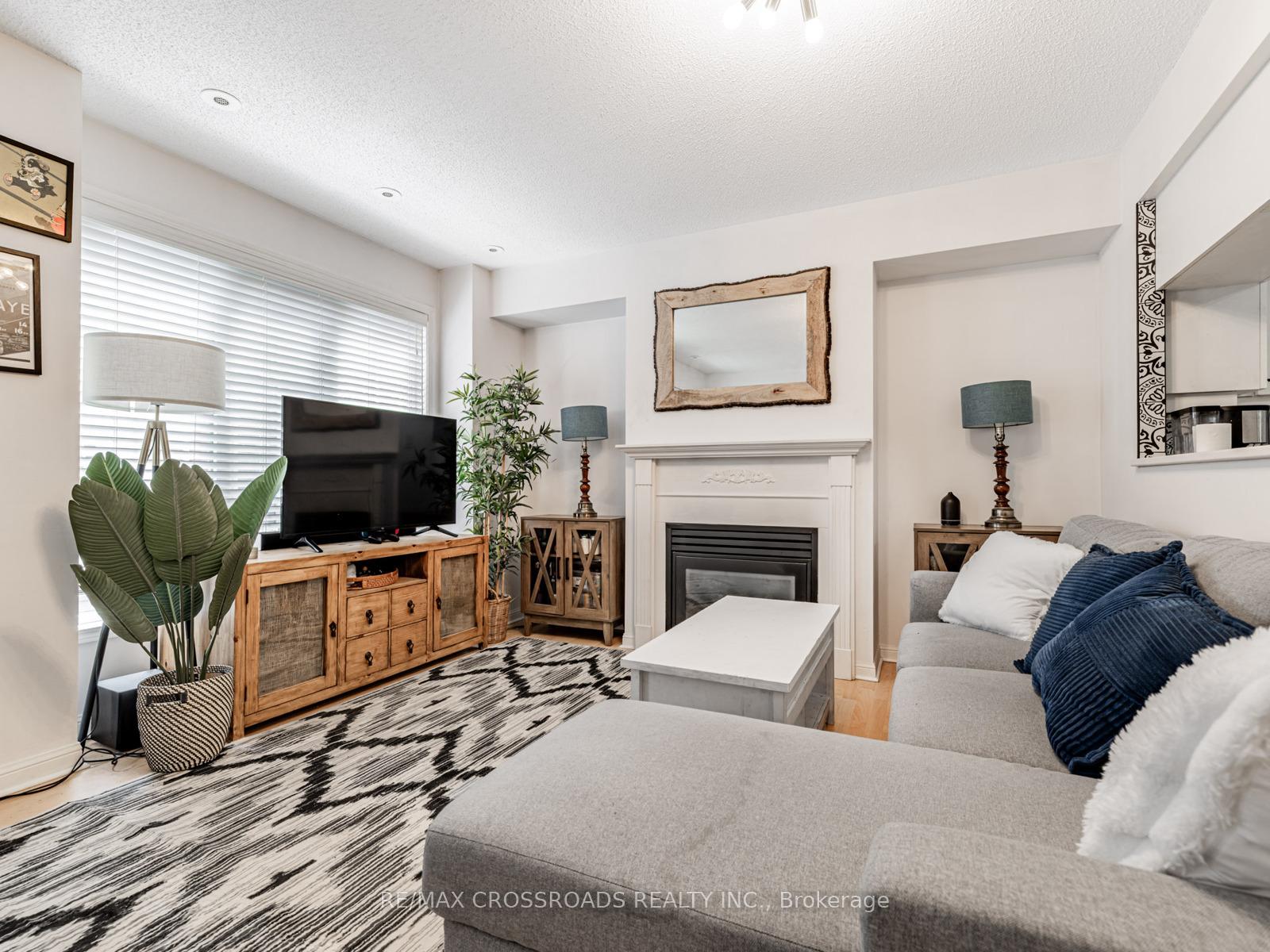 2 Bedrooms Condo at 5 Everson, Toronto For sale