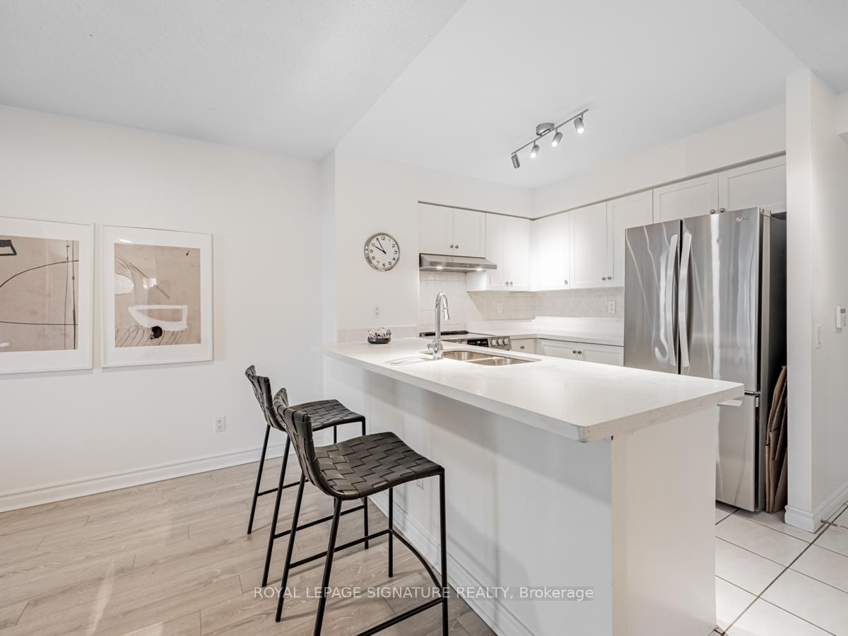 2 Bedrooms Condo at 35 Kingsbridge Garden, Mississauga For sale