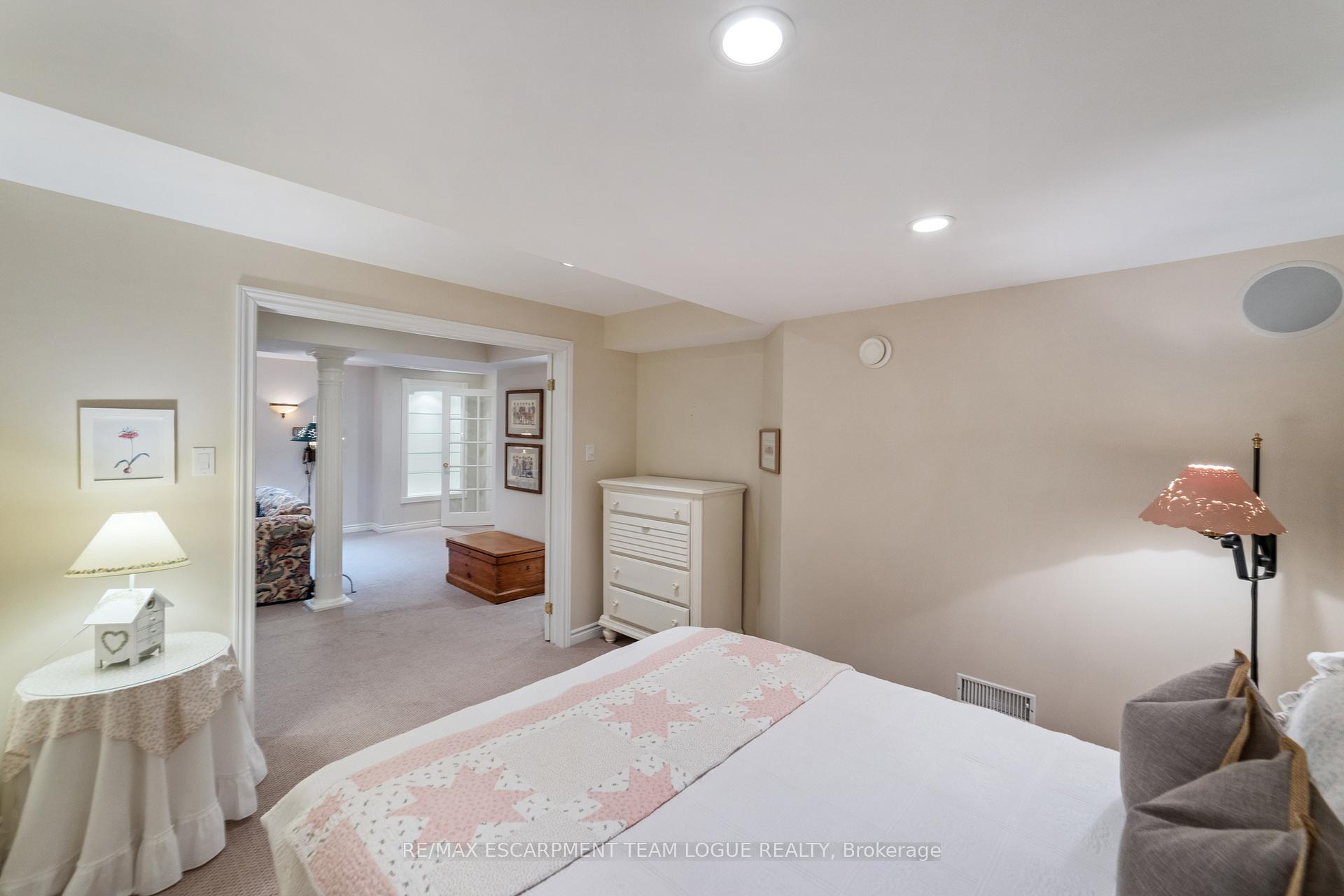 3 Bedrooms Semi-Detached at 4144 STONEBRIDGE,  Burlington For sale