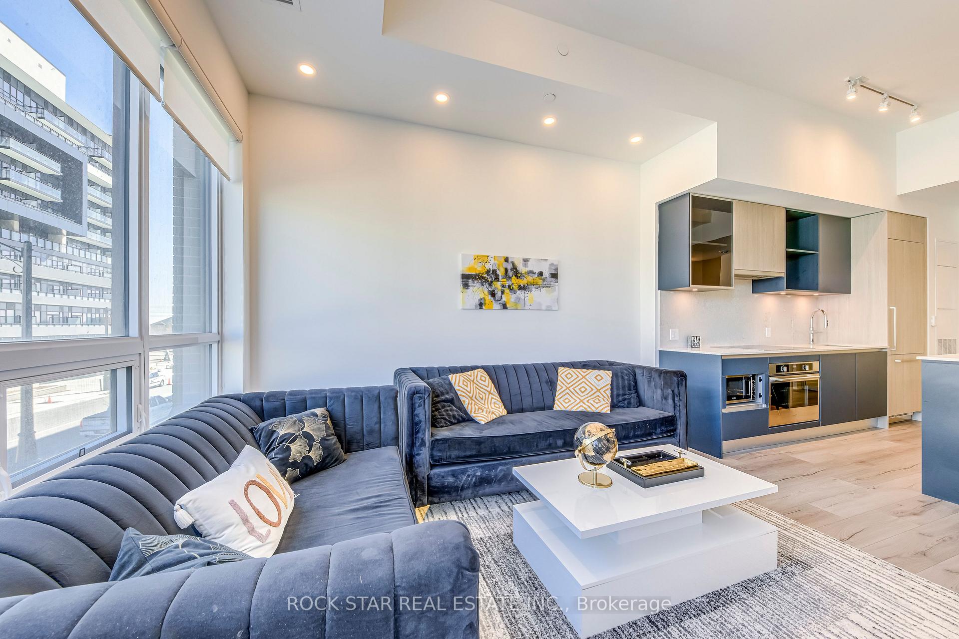 2 Bedrooms Condo at 405 Dundas,  Oakville For sale