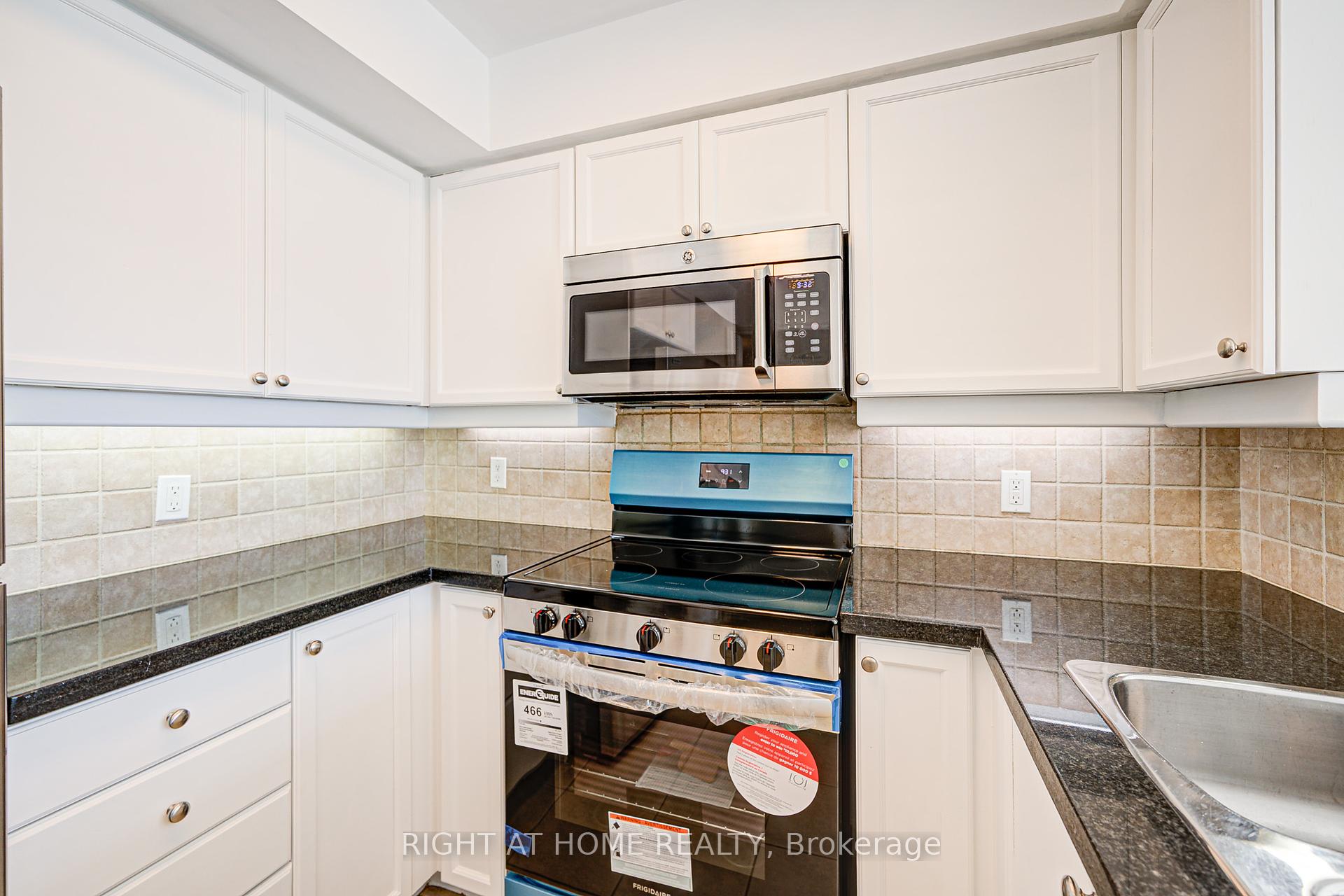 2 Bedrooms Condo at 3840 Bathurst, Toronto For sale