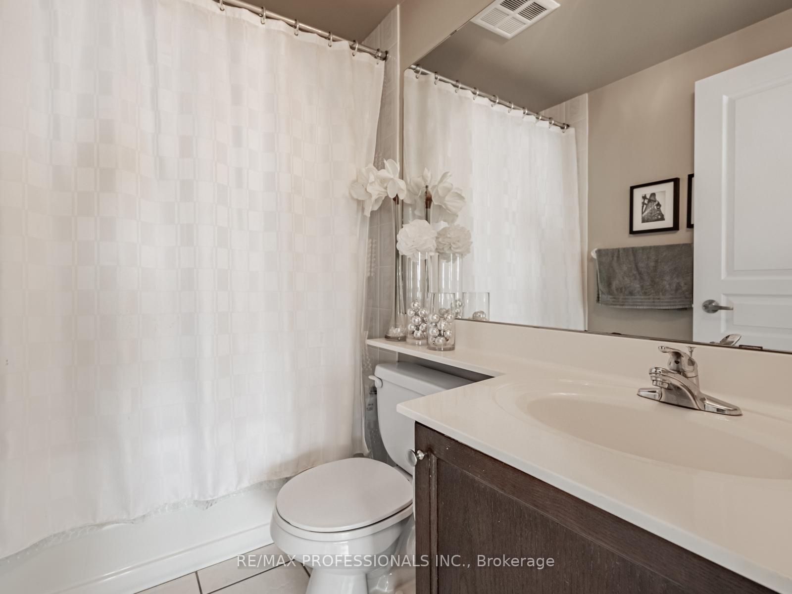 2 Bedrooms Condo at 3939 Duke of York, Mississauga For sale