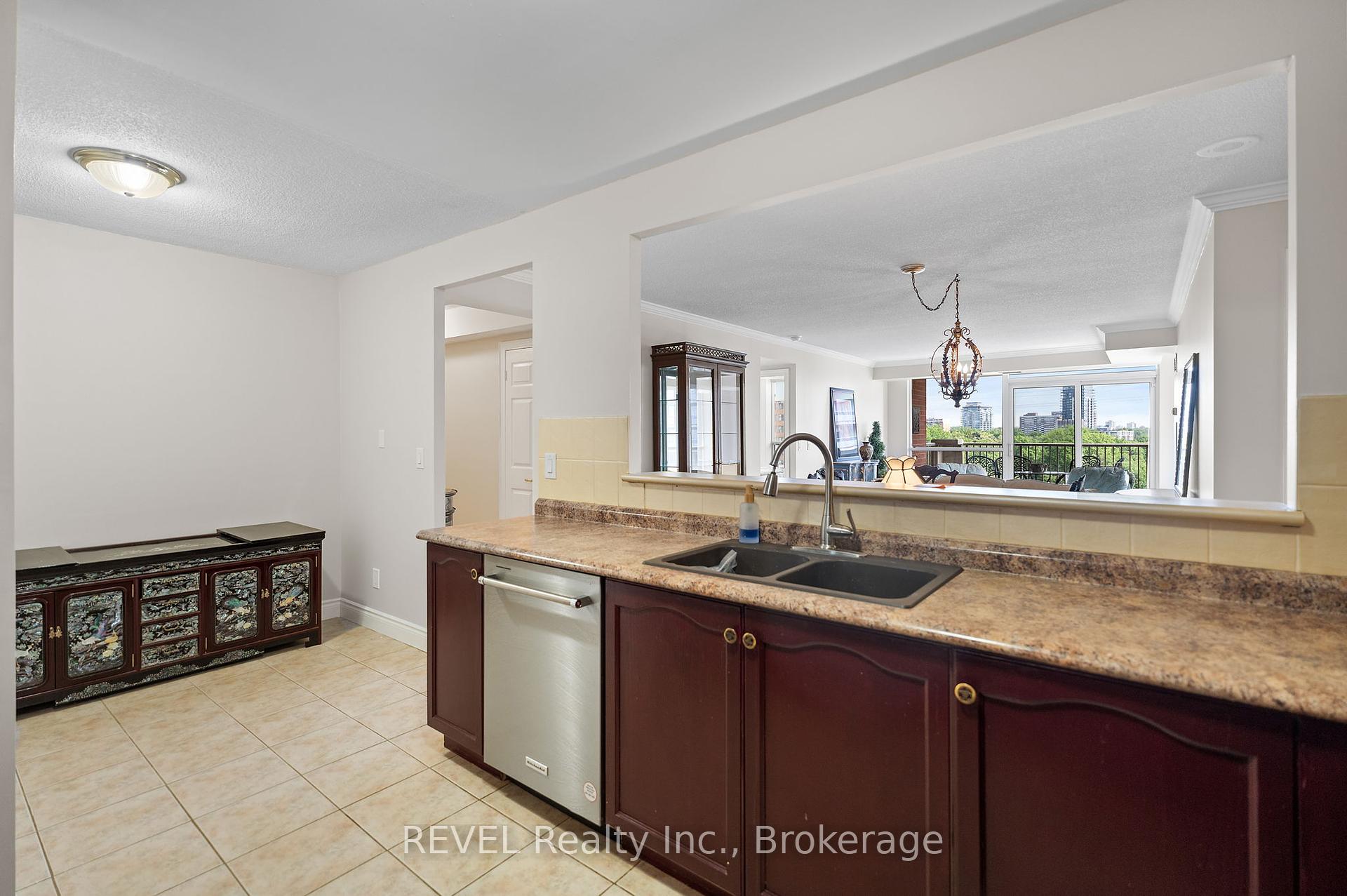 2 Bedrooms Condo at 442 Maple, Burlington For sale