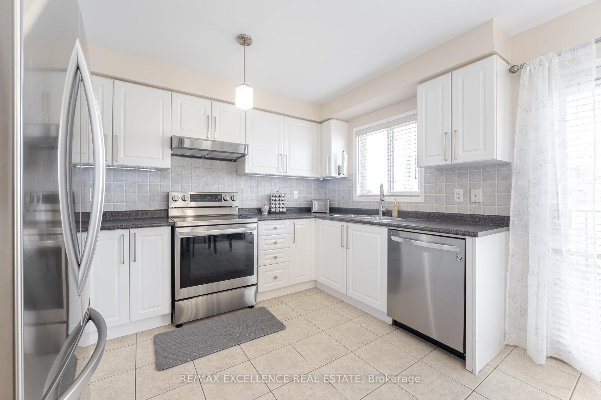3 Bedrooms Condo at 4950 Albina, Mississauga For sale