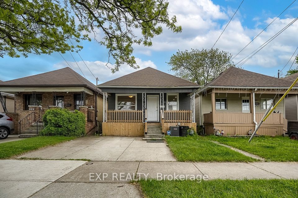 230 McAnulty Boulevard, Hamilton, ON L8H 3J1