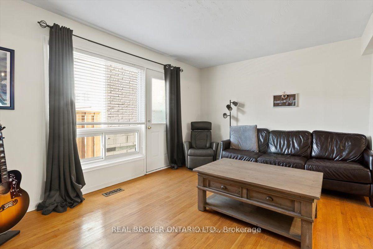 2 Bedrooms Condo at 11 Colmar, Hamilton For sale