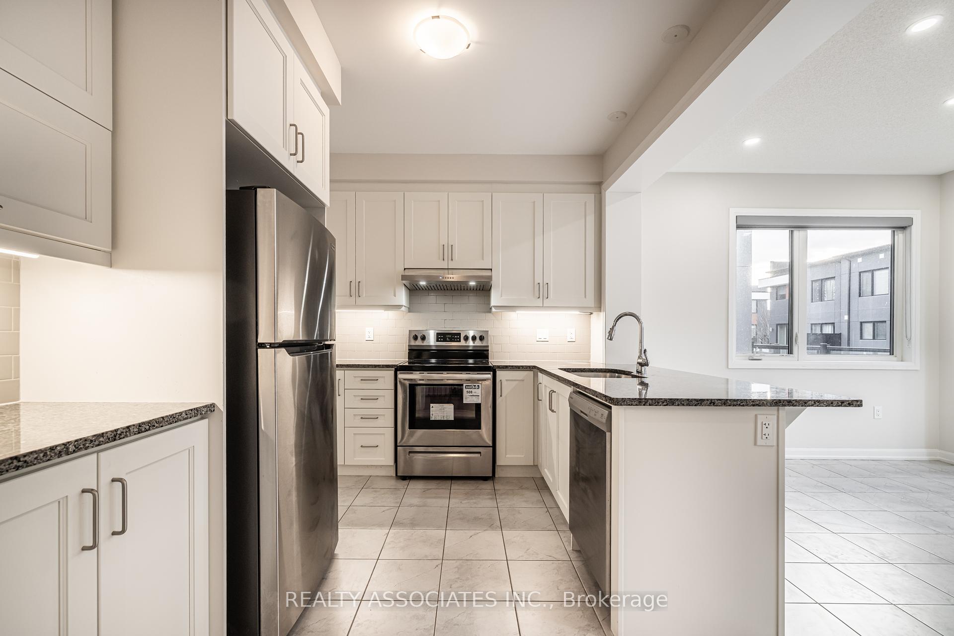 4 Bedrooms Condo at 133 Grovewood, Oakville For sale