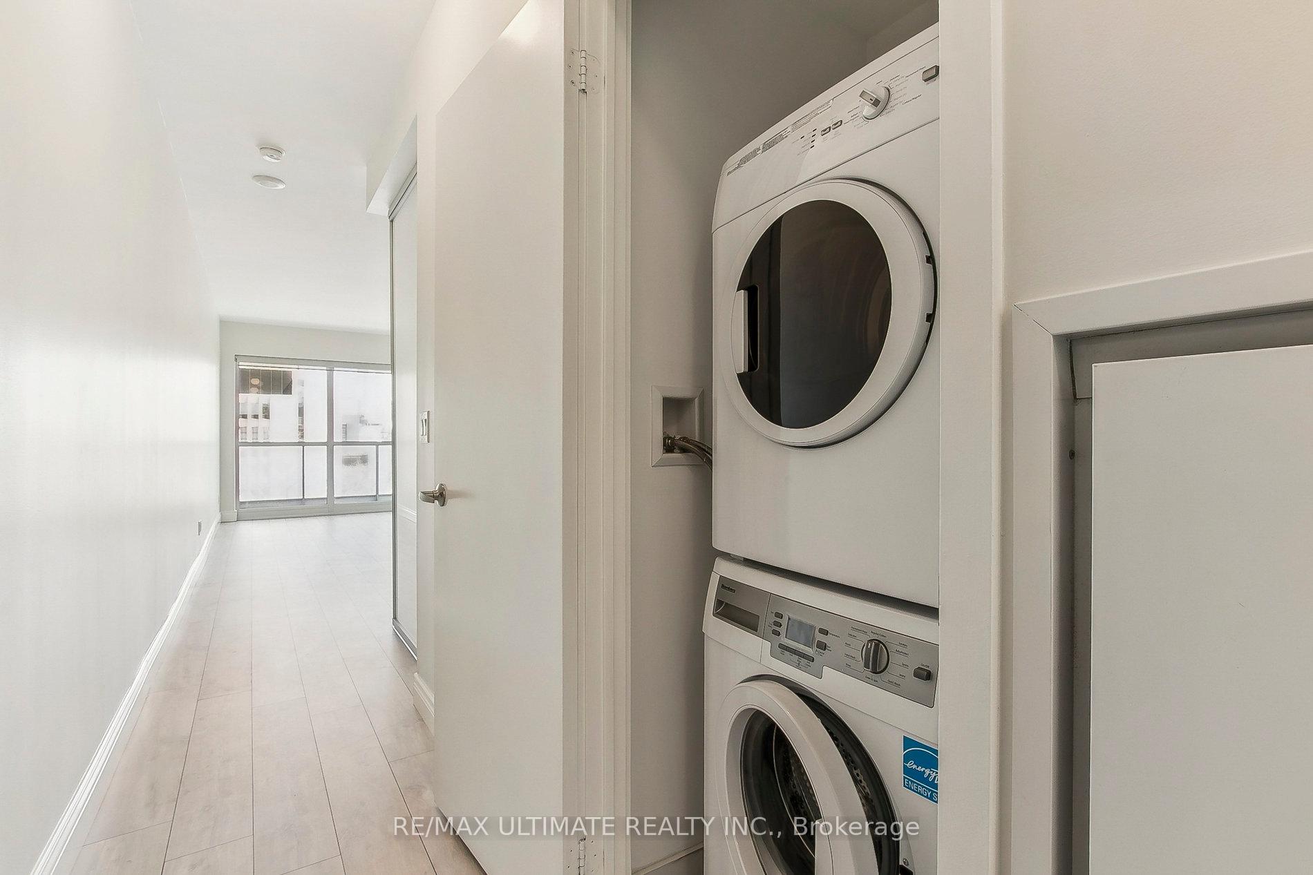 2 Bedrooms Condo at 210 Simcoe, Toronto For sale