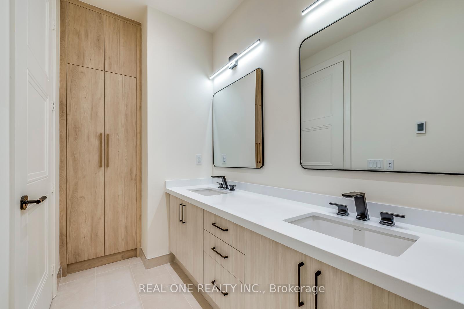 3 Bedrooms Condo at 509 Dundas, Oakville For sale