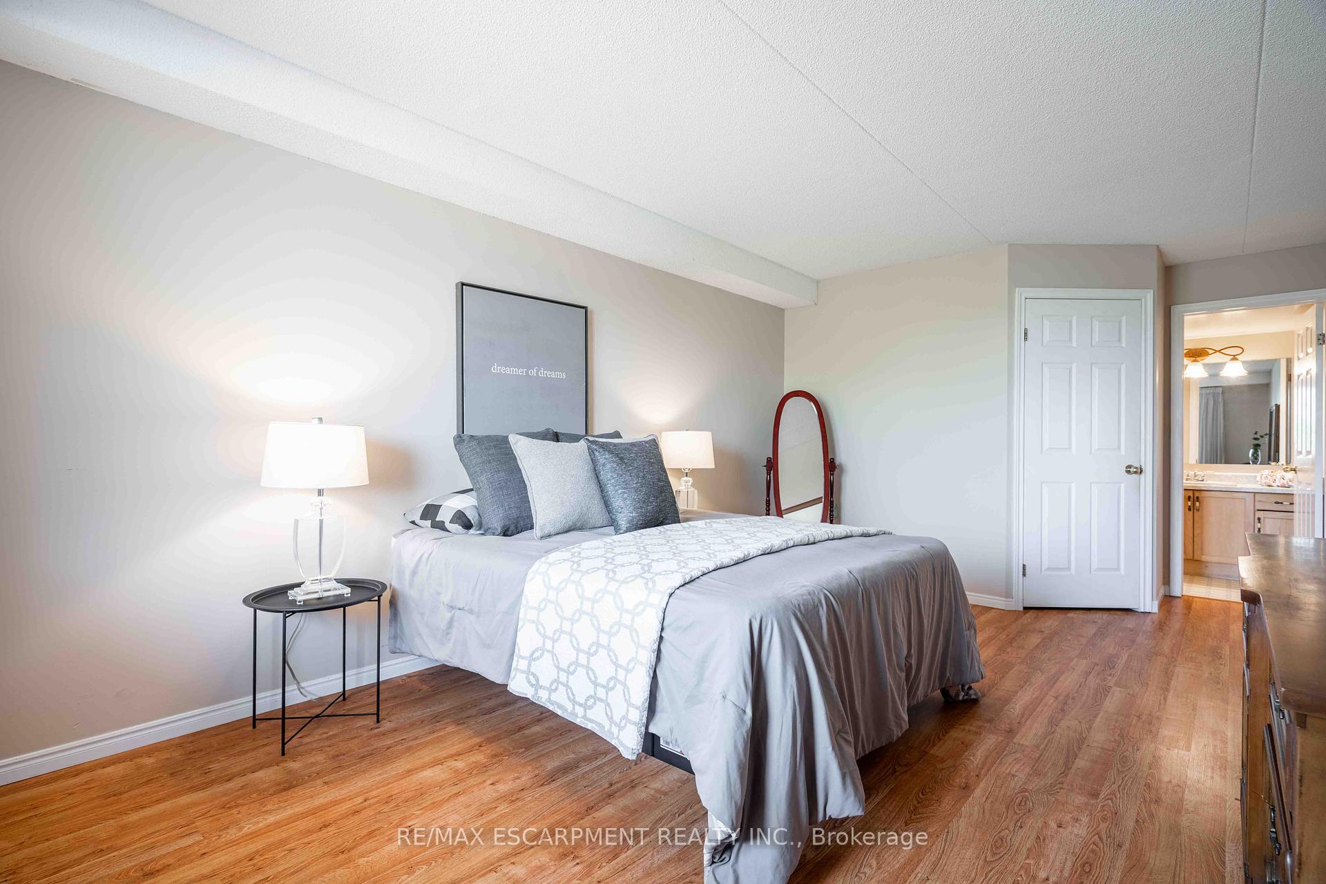 2 Bedrooms Condo at 416 Limeridge, Hamilton For sale