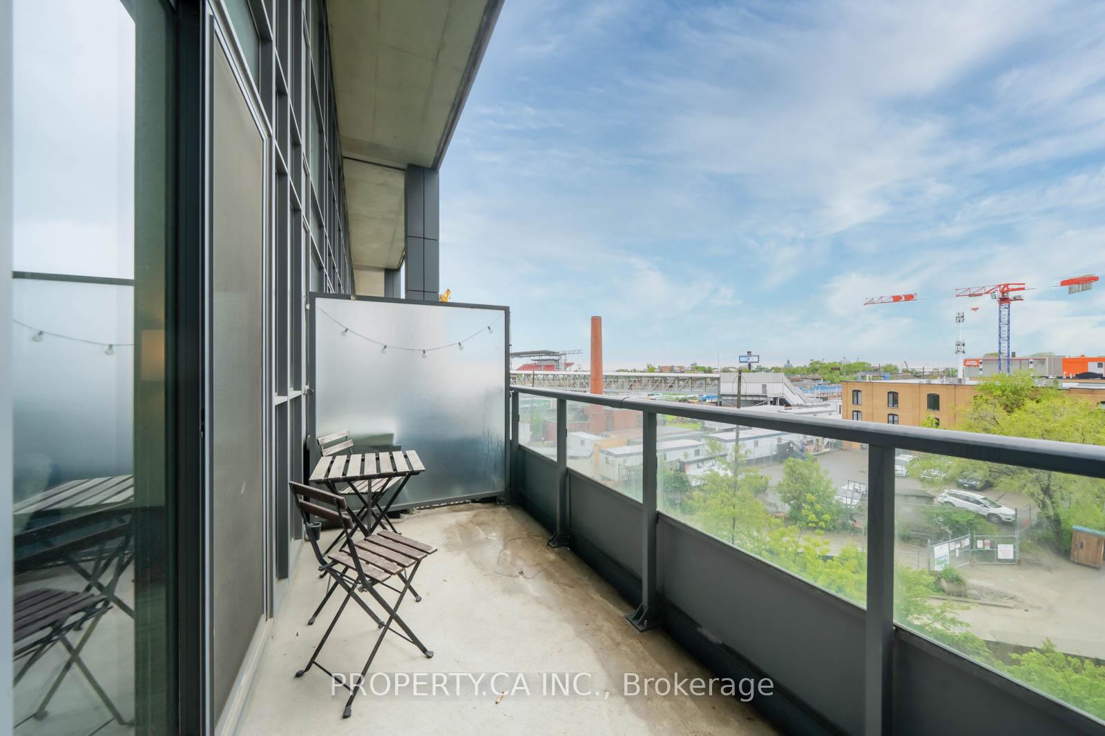 2 Bedrooms Condo at 5 Hanna, Toronto For sale