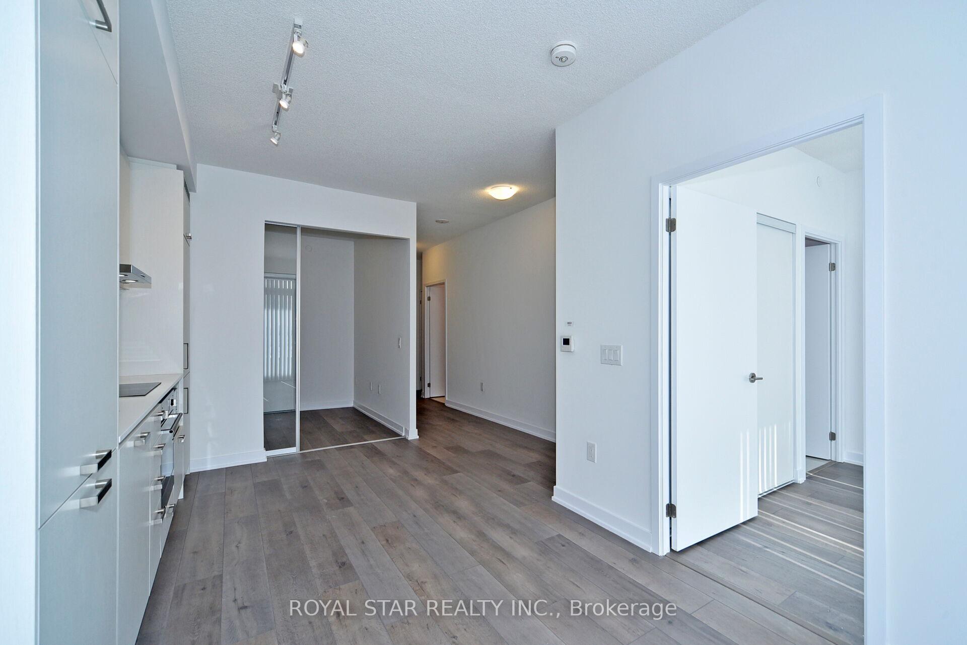 2 Bedrooms Condo at 10 Honeycrisp, Vaughan For sale