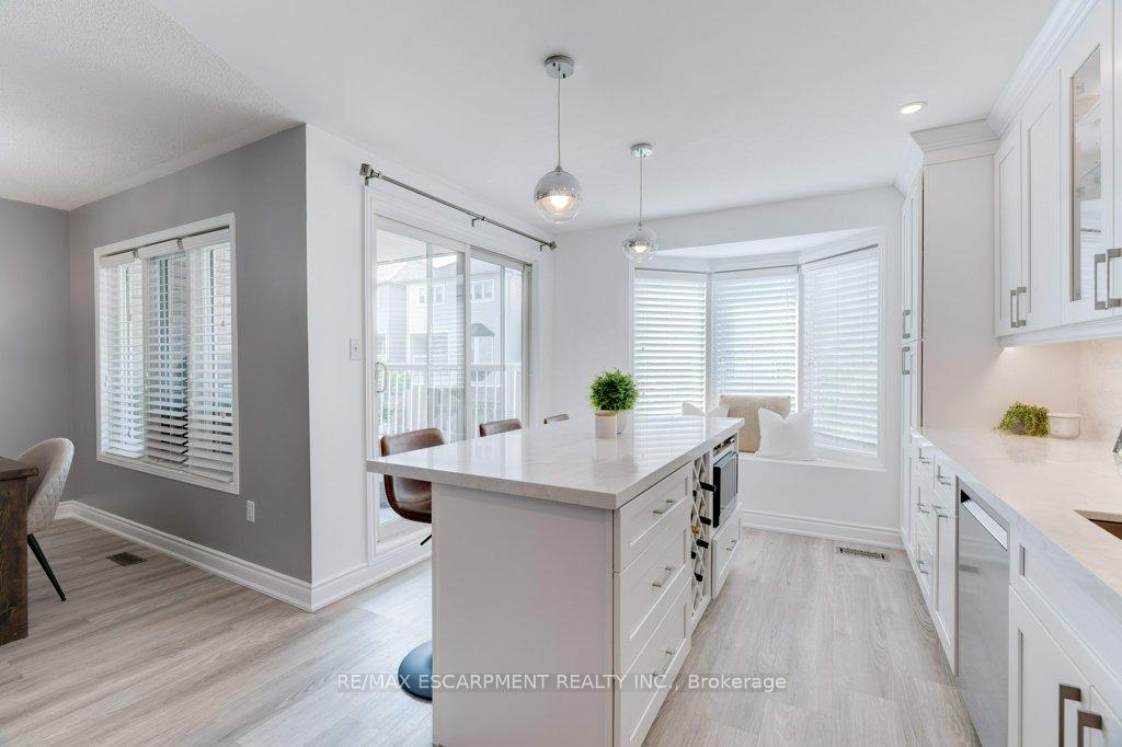4 Bedrooms Condo at 5090 Fairview, Burlington For sale