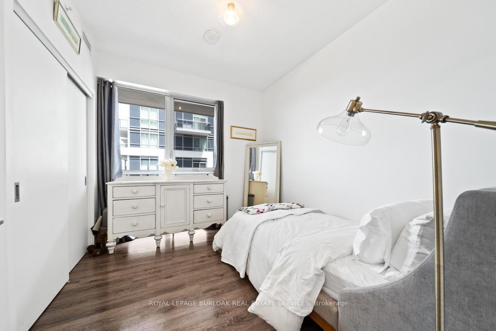 2 Bedrooms Condo at 2087 Fairview, Burlington For sale