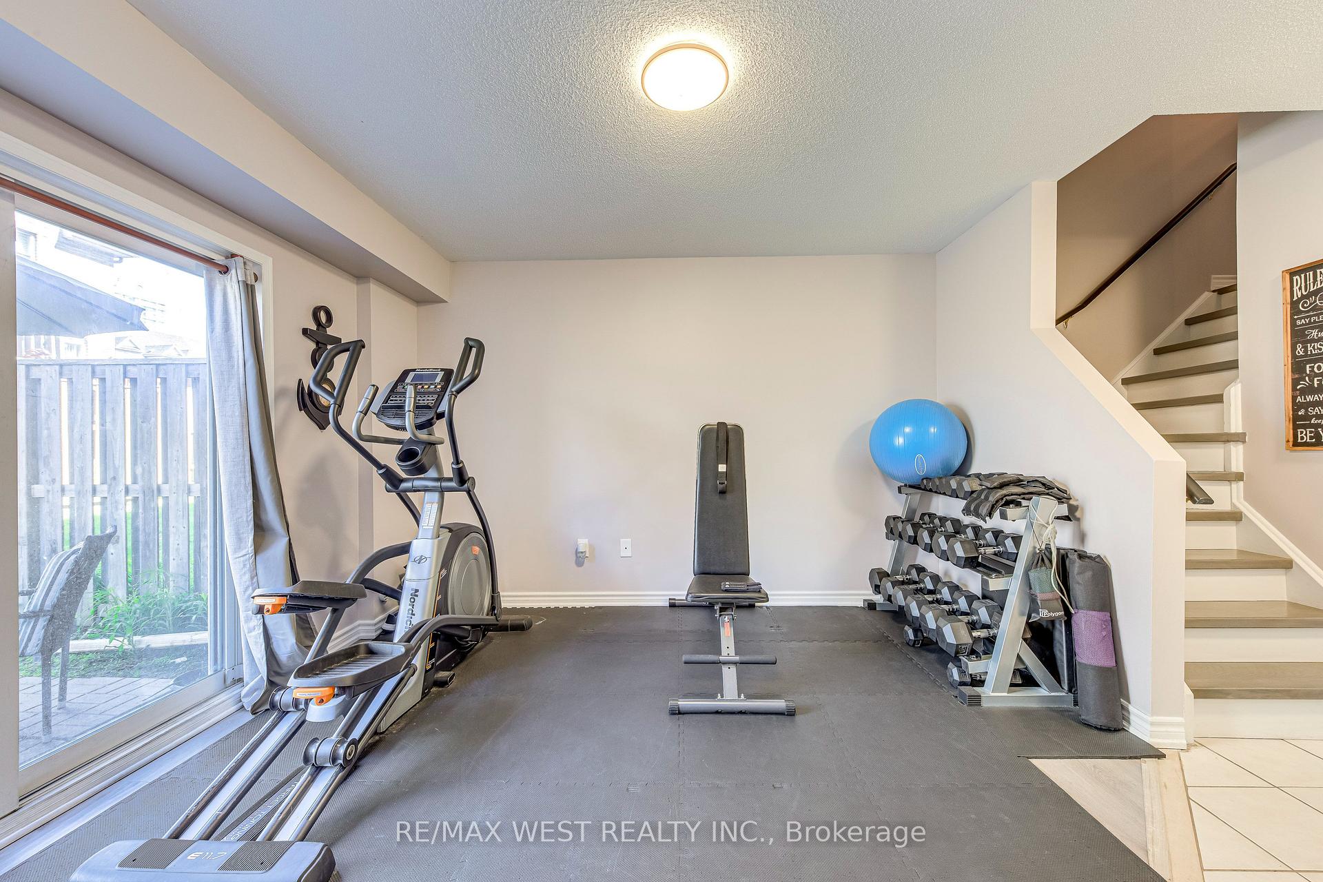 3 Bedrooms Condo at 50 Strathaven, Mississauga For sale