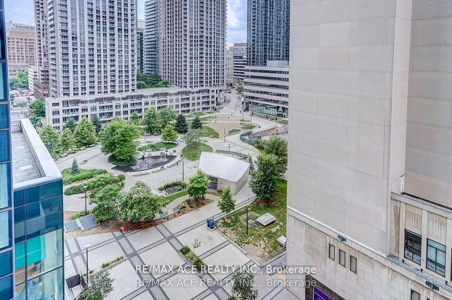 3 Bedrooms Condo at 386 Yonge, Toronto For sale