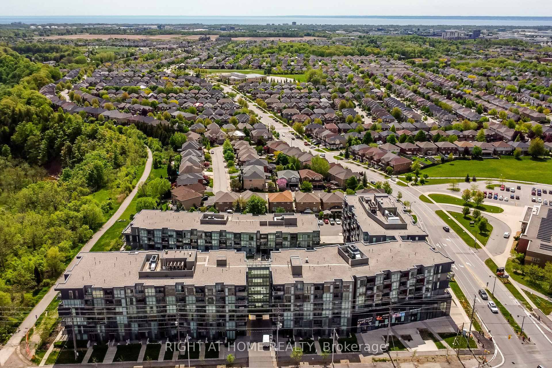 3 Bedrooms Condo at 5230 Dundas, Burlington For sale