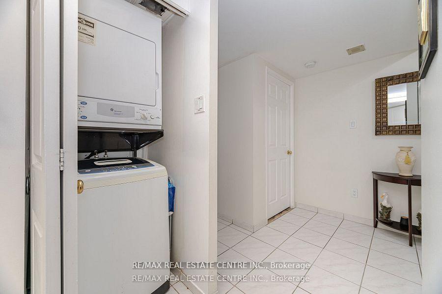 3 Bedrooms Condo at 250 Webb, Mississauga For sale