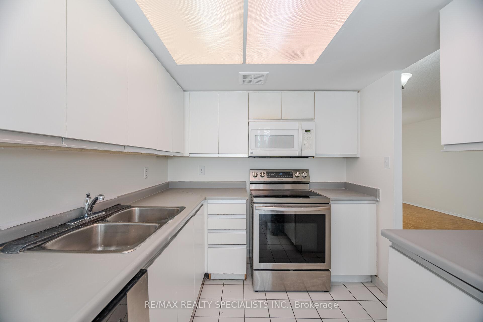 3 Bedrooms Co-op at 350 Webb, Mississauga For sale