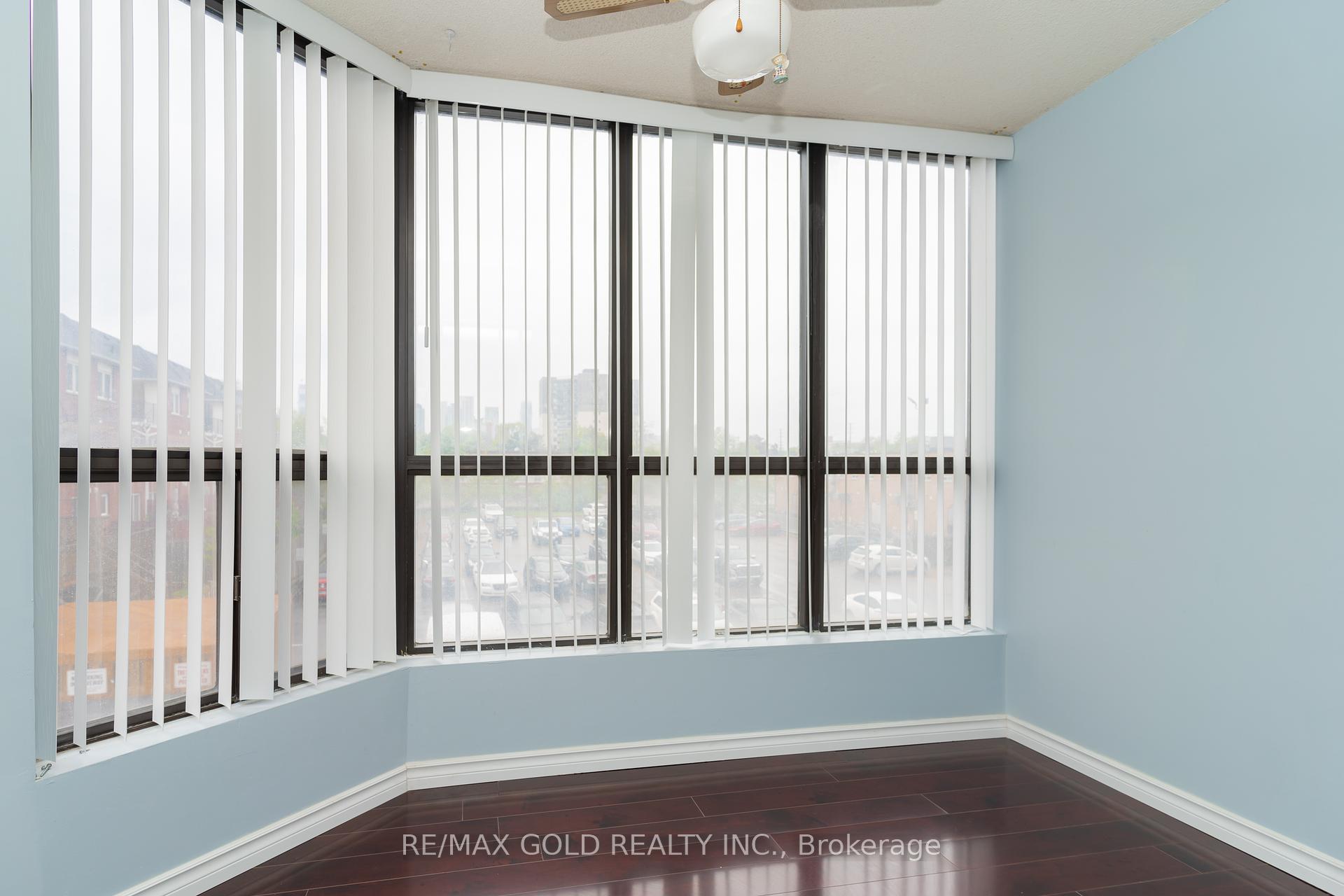 3 Bedrooms Condo at 25 Agnes, Mississauga For sale