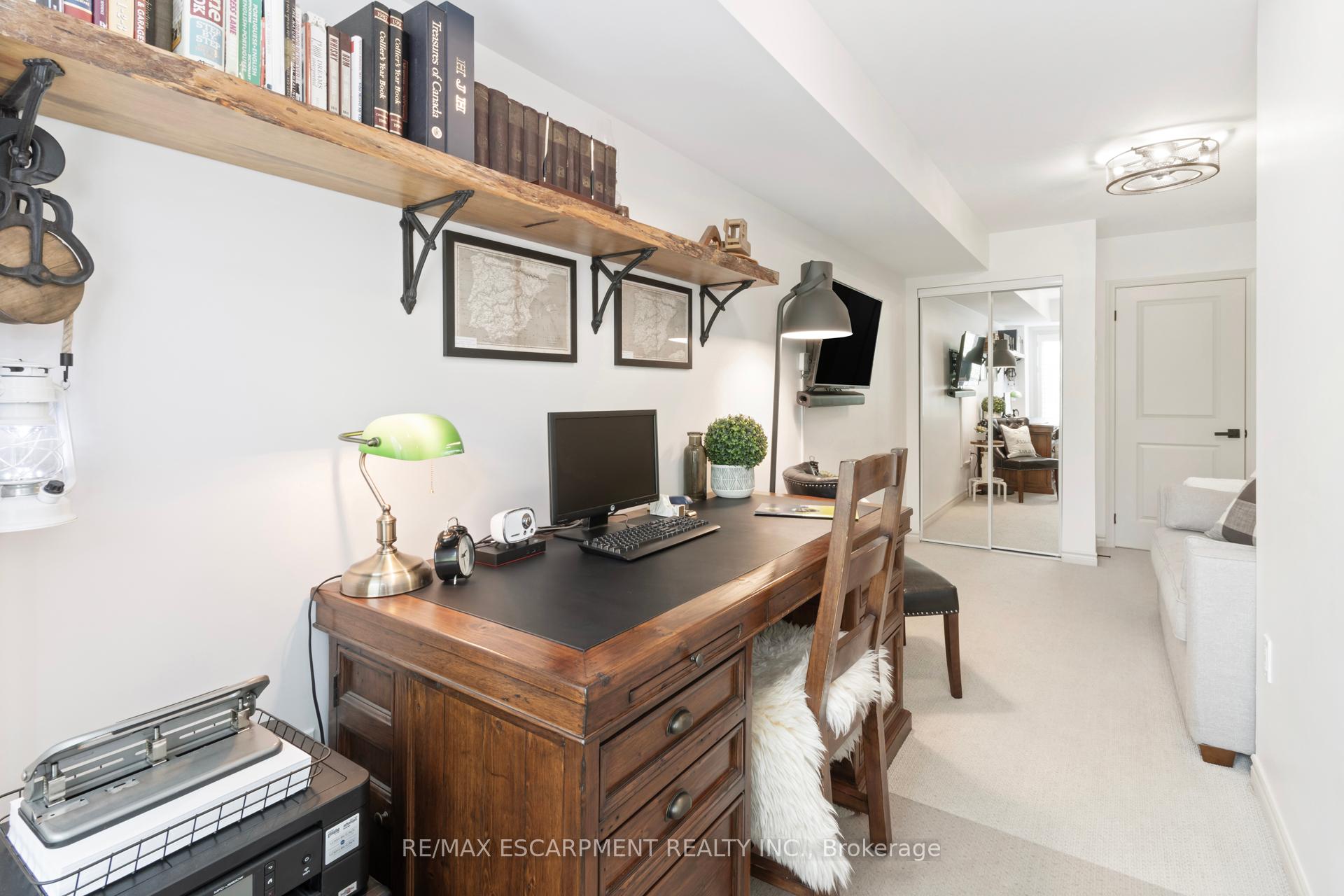 3 Bedrooms Condo at 2232 Bromsgrove, Mississauga For sale