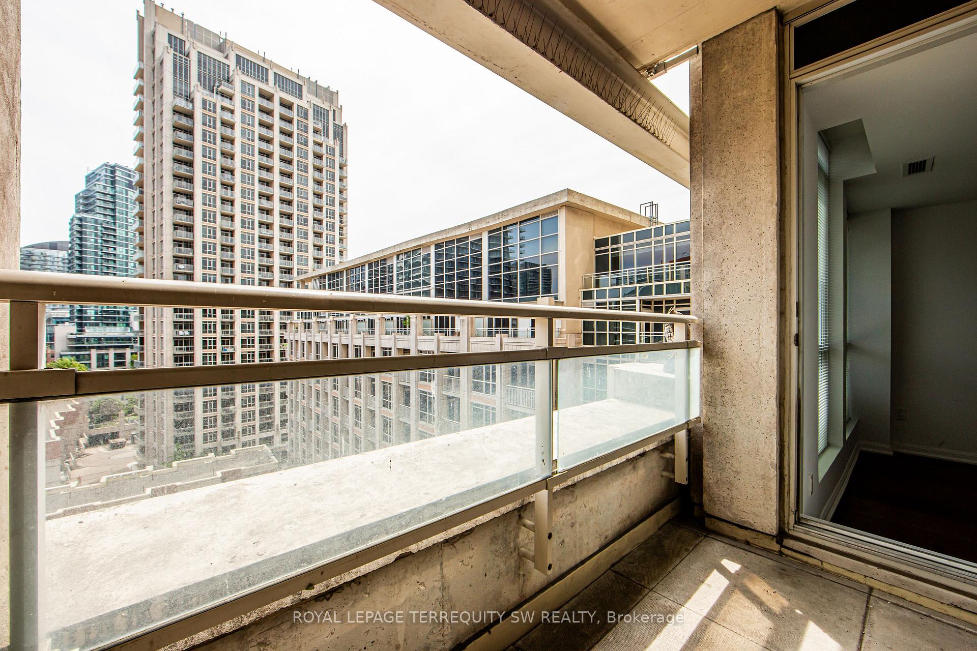 3 Bedrooms Condo at 628 Fleet, Toronto For sale