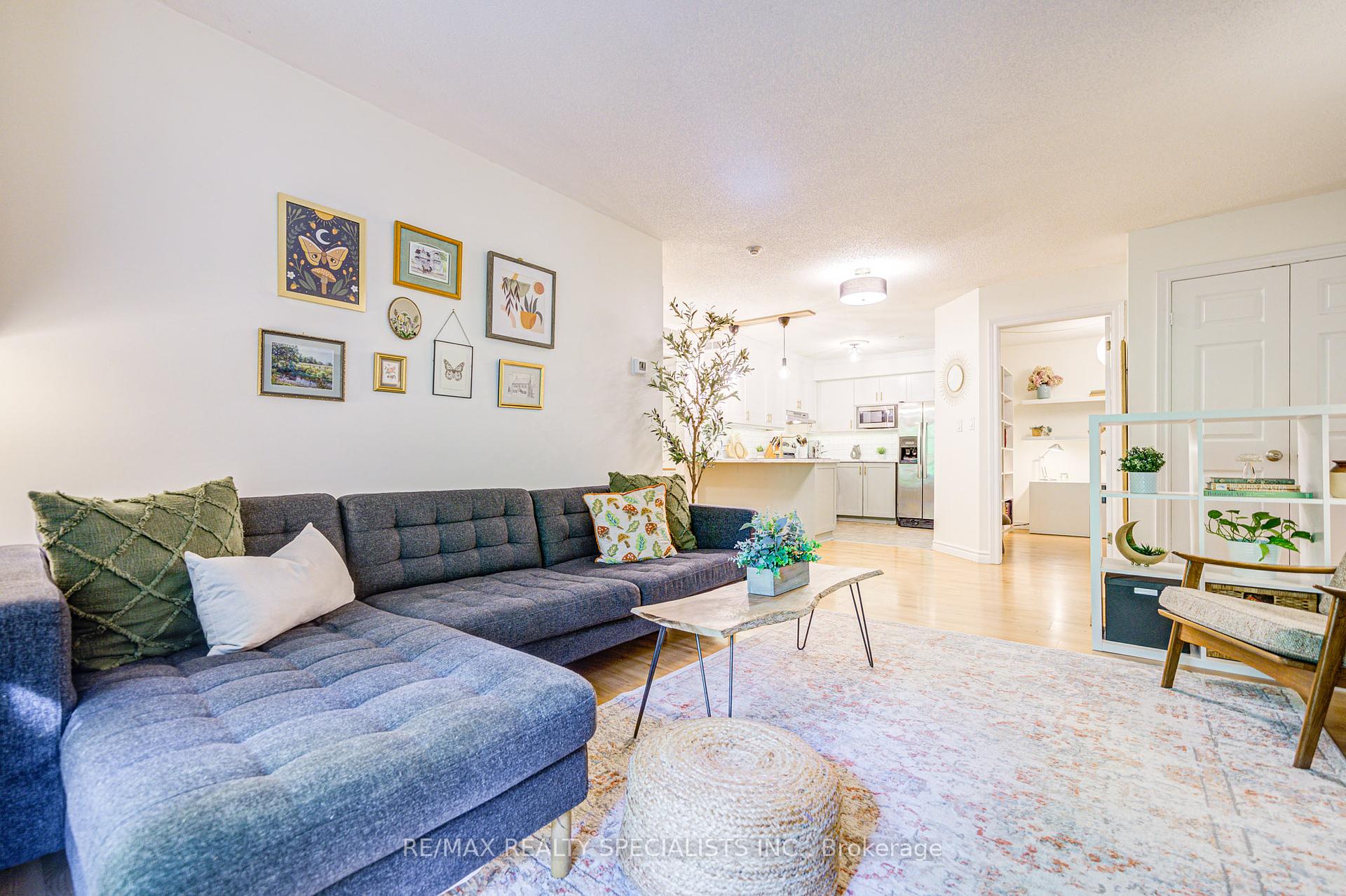 2 Bedrooms Condo at 2030 Cleaver, Burlington For sale