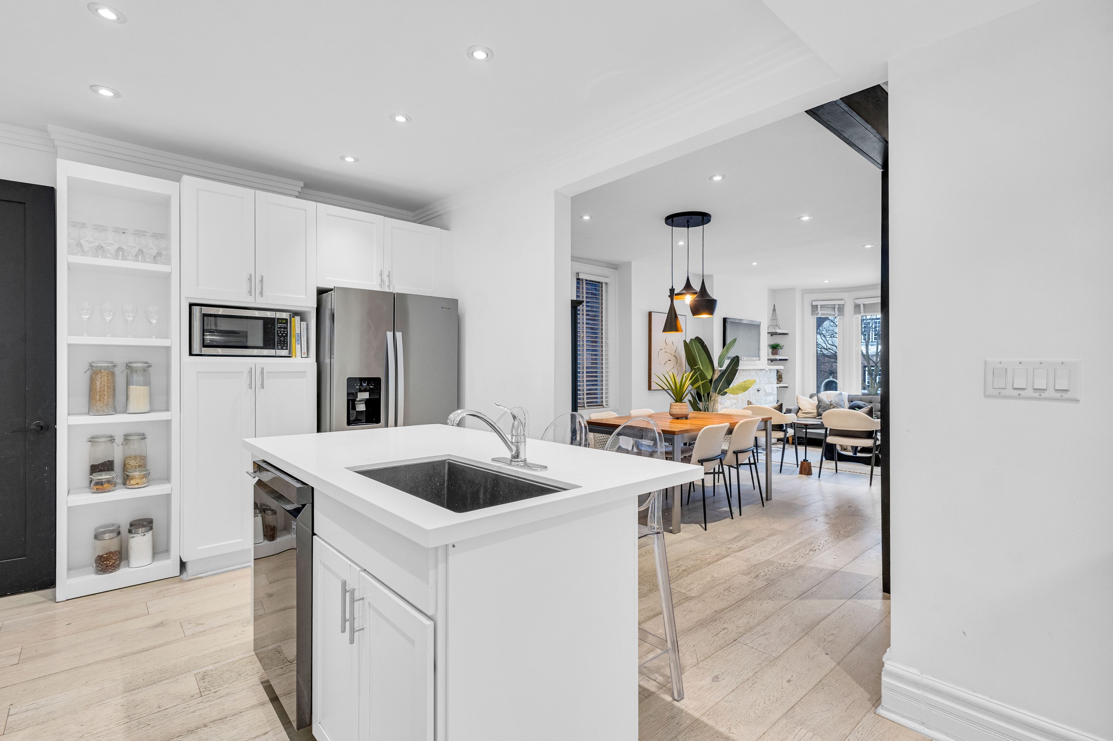 812 Duplex Avenue