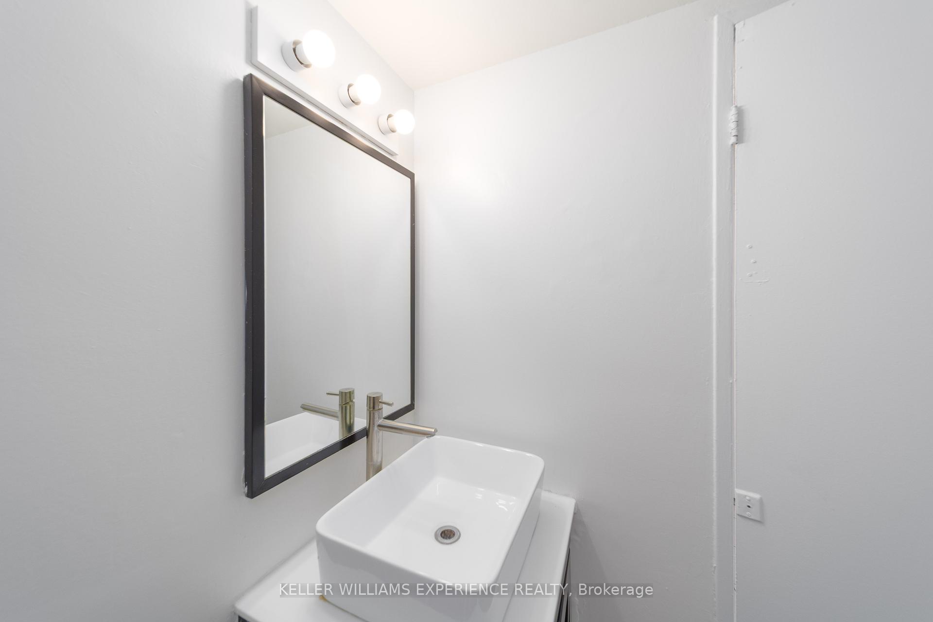 2 Bedrooms Condo at 180 Markham, Toronto For sale