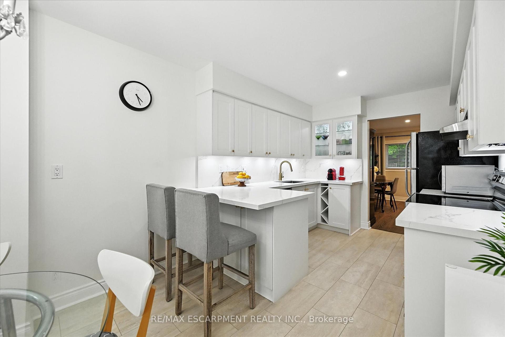 3 Bedrooms Condo at 2110 CLEAVER, Burlington For sale