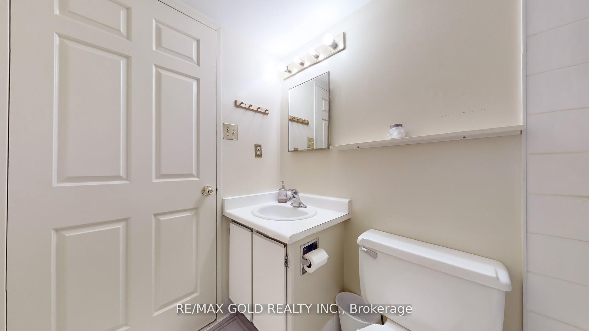 2 Bedrooms Condo at 99 Blackwell, Toronto For sale